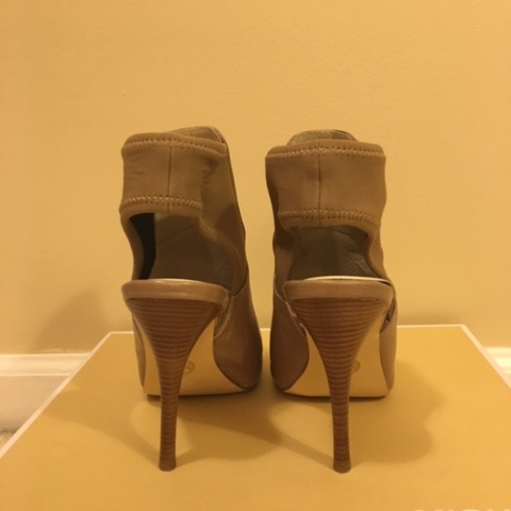 Michael Kors Leather Tonne Booties Taupe - Picture 4 of 5